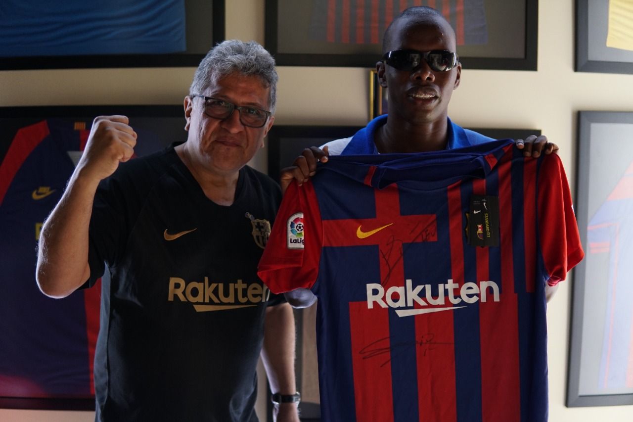 Pedro Pablo Bonilla entrega una camiseta firmada a Víctor Manuel Moreno Figueroa