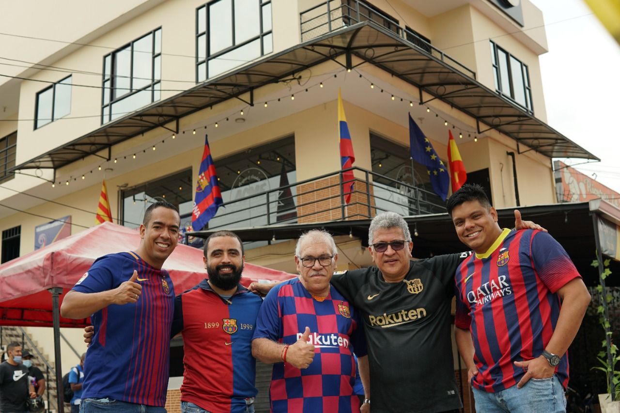 Peñistas de la PBCC delante de la sede de San Carlos decorada con banderas