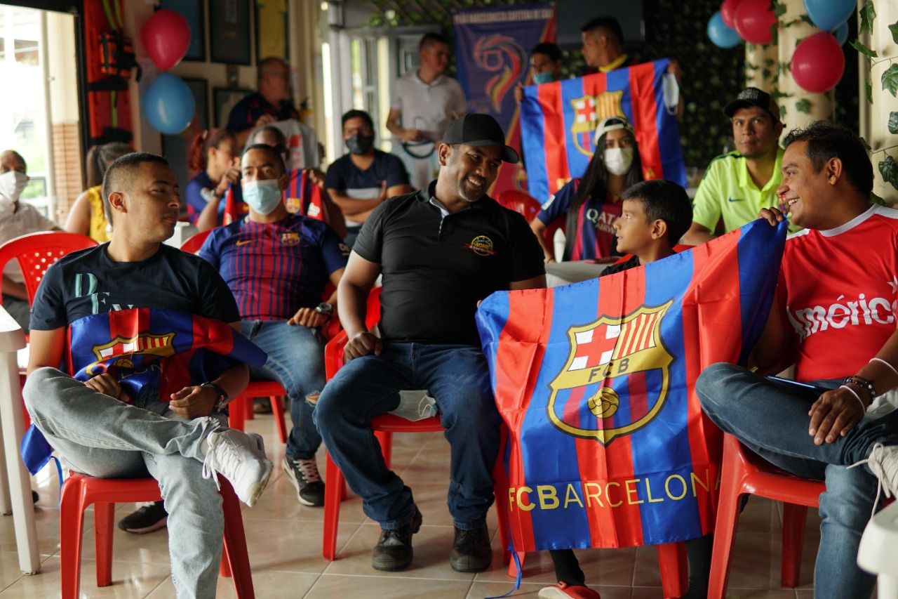 Salón lleno de peñistas siguiendo el Barça contra el Getafe