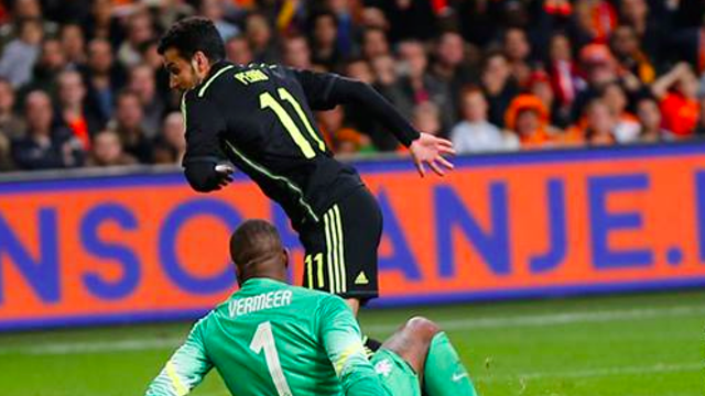 Derrota de la selección española en Amsterdam con Piqué y Pedro titulares