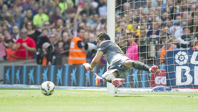 Bravo, que ha parado un penalti importante: «Se trata de que el rival piense y tenga dudas»