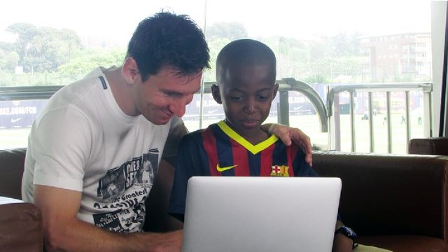 Messi cumple el sueño del héroe Issa N’Diaye