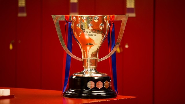 El trofeo de Liga ya está en el Camp Nou