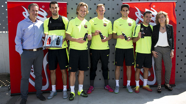 Los jugadores del Barça participan en el lanzamiento de la nueva botella de Coca-Cola