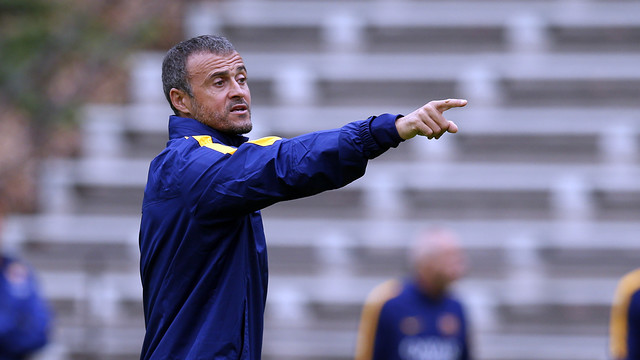 [VIDEO] Luis Enrique, como uno más en los estiramientos