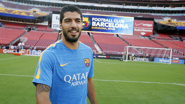 Luis Suárez se exhibe en la portería