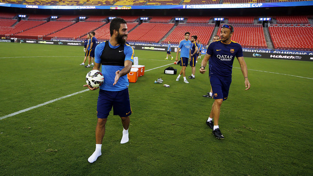 Arda Turan y Sergio Busquets: desde el suelo, sin dejarla caer