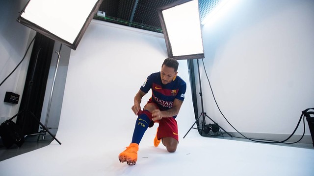 Los jugadores del primer equipo se hacen las fotografías oficiales con la nueva camiseta