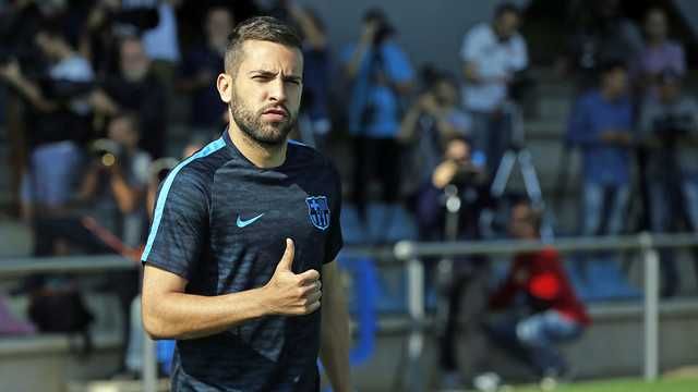 Jordi Alba es alta y Adriano, baja, para recibir al Bayer Leverkusen