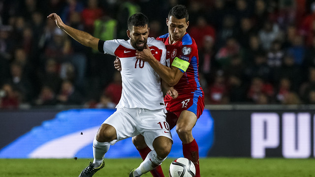 La Croacia de Rakitic y la Turquía de Arda Turan hacen los deberes y mantienen las opciones para estar en la Eurocopa