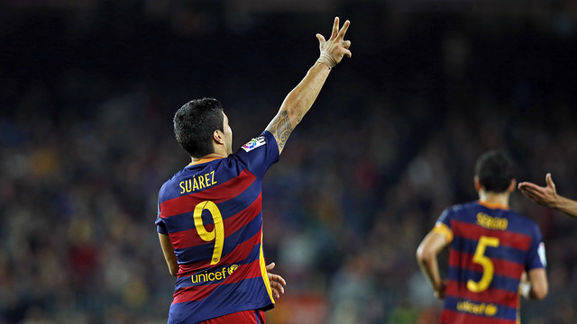 Luis Suárez celebra su primer año culé con un hat-trick