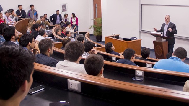 Carles Folguera explica el modelo Barça en Perú