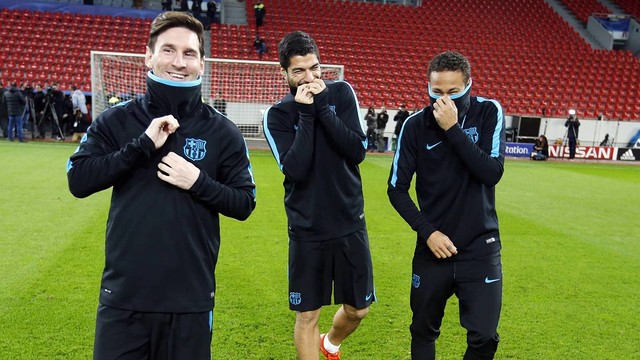 El primer equipo del Barça se entrena en el BayArena