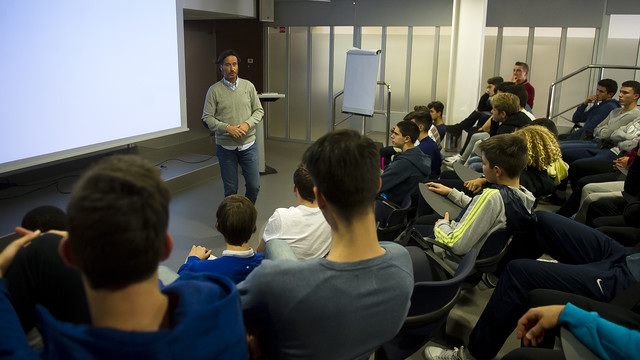 Víctor Küppers habla de la necesidad de vivir con entusiasmo a los jóvenes de la Masía Víctor Küppers habla de la necesidad de vivir con entusiasmo a los jóvenes de la Masía