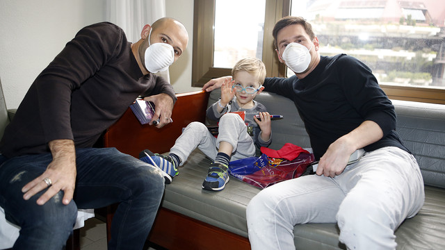 La plantilla regala ilusión a los niños de los hospitales