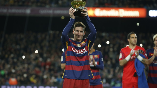 Leo Messi ofrece su quinto FIFA Balón de Oro a la afición del Camp Nou