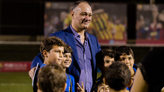 Folguera anima los niños y niñas de la FCBEscola de Santo Domingo a educarse y crecer con los valores del Barça