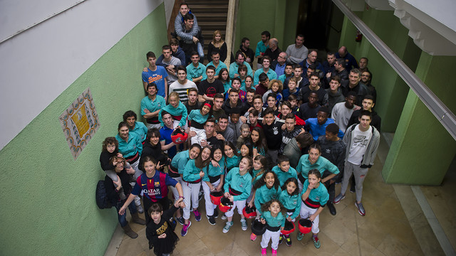 Los deportistas de la Masia visitan a los Castellers de Vilafranca