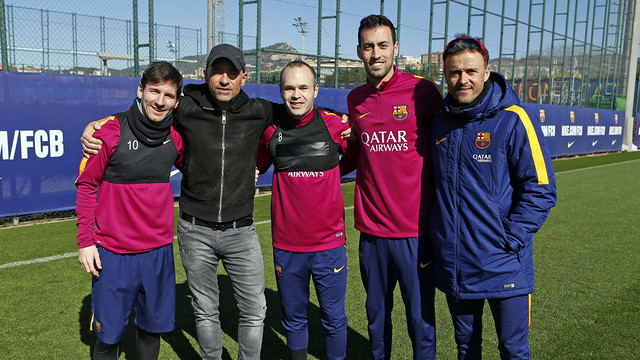 Eros Ramazzotti visita el entrenamiento del Barça