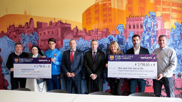 El Infantil A de la temporada 2014/15 dona el premio del torneo de Abu Dhabi a la Fundación Rosa Oriol y a la Obra Socia