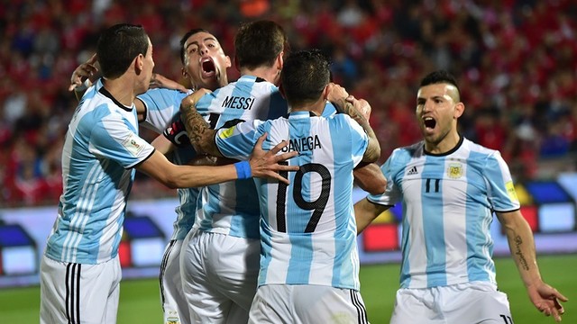La Argentina de Messi remonta y supera a Chile (1-2)